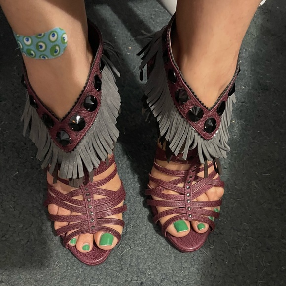 Authentic Christian Dior heels in burgundy leather with grey suede detail. - Picture 6 of 16